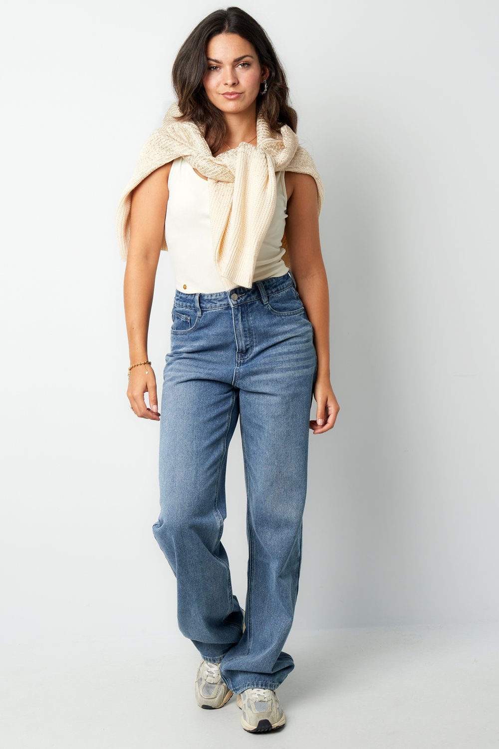 Jeans mit ausgestelltem Bein h5Bild4